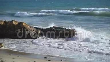 海浪撞击海滩附近的岩石点构想国家海洋保护区